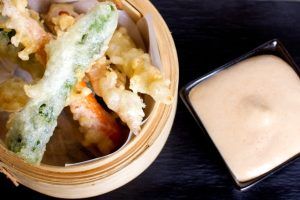 Tempura de verduras en una cesta de bambú con salsa cremosa muestra lo mejor de Málaga en el Restaurante La Cocotte Cocina internacional. - ForTwo - Planes para parejas
