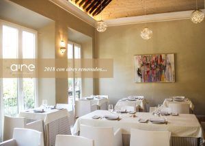 Este comedor exhibe mesas blancas, decoración moderna y arte mural abstracto, encapsulando la esencia de Aire Gastrobar - Cocina mediterránea de autor. - ForTwo - Planes para parejas