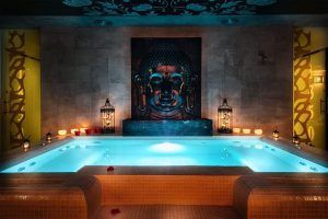 Experimente la magia en Urban Spa 1850 Barcelona: nuestra serena piscina, la escultura de Buda y la luz de las velas crean un ambiente tranquilo, realzado por encantadoras linternas. - ForTwo - Planes para parejas