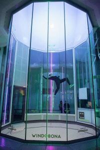 En Paracaidismo en túnel de viento Windobona Indoor Skydiving en Madrid, personas equipadas con un traje y un casco flotan sin esfuerzo, experimentando la emoción del paracaidismo sin necesidad de saltar nunca de un avión. - ForTwo - Planes para parejas