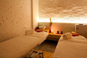 Experimente la "Experiencia Secreta Urban Spa 1850 Barcelona", un acogedor santuario urbano en el corazón de la ciudad. Disfrute de dos camillas de masaje, suaves toallas, velas parpadeantes y una suave iluminación contra una pared de ladrillo blanco para una relajación total. - ForTwo - Planes para parejas