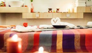 Descubre la experiencia Secret en Urban Spa 1850 Barcelona, un romántico oasis urbano donde las velas titilan suavemente alrededor de pétalos de rosa. Disfruta de un arte con toallas en forma de corazón sobre una camilla de masaje con vibrantes fundas. - ForTwo - Planes para parejas
