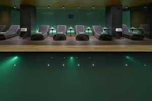 El spa del Mandarin Oriental, Barcelona, "Sensación de serenidad", ofrece un ambiente tenuemente iluminado con tumbonas que rodean una tranquila piscina cubierta, realzada por una suave iluminación verde. - ForTwo - Planes para parejas