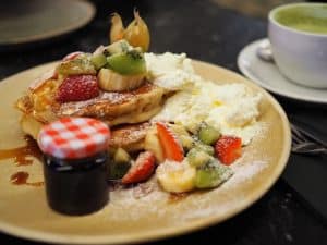 Disfrute del Gastro-brunch en Enkel Barcelona, con panqueques con fruta, crema batida, sirope, mermelada y un refrescante té verde. Disfrute a la perfección del ambiente animado de Enkel. - ForTwo - Planes para parejas