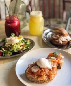 Disfrute de una experiencia Brunch en Picnic Restaurant Barcelona en casa con tostadas de salmón ahumado, huevos escalfados perfectos, ensalada fresca, jugos rojos y amarillos vibrantes y un delicioso sándwich para una elegante comida estilo restaurante. - ForTwo - Planes para parejas