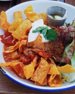 Disfruta de un tazón de chilaquiles en Brunch en Picnic Restaurant Barcelona, con crujientes totopos, sabrosa carne deshebrada, salsa picante, crema agria cremosa y cilantro fresco para un brunch perfecto. Acompáñalos con una guarnición de lechuga: ¡es como un picnic en tu plato!. - ForTwo - Planes para parejas