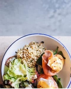 Disfruta de un brunch vibrante en casa con el Brunch en Picnic Restaurant Barcelona: una ensalada con lechuga, cereales, salmón ahumado y huevos escalfados que lleva el sabor de un restaurante de Barcelona a tu mesa. - ForTwo - Planes para parejas