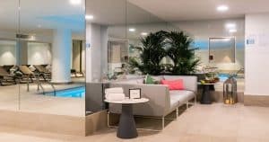 Relájese en el salón de la piscina interior del Meliá Madrid Princesa, con exuberantes sofás y plantas tropicales. Disfrute de las vistas desde las tumbonas junto a la piscina, ideales después de una sesión de hidroterapia en el Spa Yhi Wellness. - ForTwo - Planes para parejas