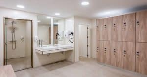 Los elegantes vestuarios del Meliá Madrid Princesa cuentan con taquillas de madera, lavabos, un gran espejo y una zona de ducha. Mejore su experiencia con una sesión de hidroterapia en el Spa Yhi Wellness del hotel Meliá Madrid Princesa 5 estrellas para tratamientos rejuvenecedores. - ForTwo - Planes para parejas