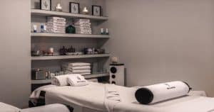 El Spa Yhi Wellness del Meliá Madrid Princesa ofrece un ambiente tranquilo con camillas de masaje, toallas y productos para el cuidado de la piel, perfecto para una sesión rejuvenecedora con la relajante "Hidroterapia en el Spa Yhi Wellness del hotel Meliá Madrid Princesa 5 estrellas. - ForTwo - Planes para parejas