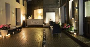 Experimente la tranquilidad en el acogedor lobby del spa con iluminación ambiental, plantas exuberantes, asientos acolchados y pisos de madera. Disfrute de una Sesión de spa de lujo con masaje balinés en el sereno retiro del Hotel Hospes Puerta de Alcalá 5*. - ForTwo - Planes para parejas