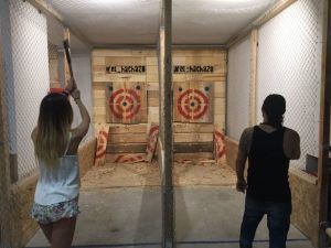 En el corazón de Madrid, dos entusiastas se entregan a un emocionante tiro con hacha, con la mirada fija en sus objetivos. El Hachazo ofrece un ambiente electrizante y una experiencia inolvidable con el producto "Tiro con hacha en Madrid con El Hachazo". - ForTwo - Planes para parejas