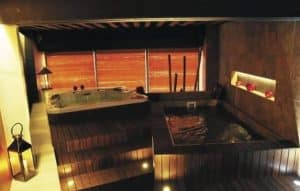 Disfrute del lujoso "Spa y masaje a lo japonés + menú de tapas en Madrid", con jacuzzi y una gran bañera de inmersión a la luz de las velas, ideal para relajarse. Los cálidos detalles en madera y la suave iluminación realzan el ambiente. - ForTwo - Planes para parejas