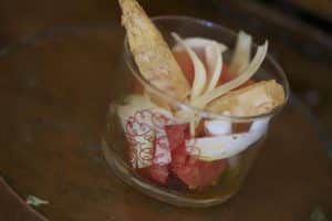 Un delicioso Spa y masaje a lo japonés + menú de tapas en Madrid con cuencos de cristal llenos de rodajas de pescado, cebolla y tomate. - ForTwo - Planes para parejas