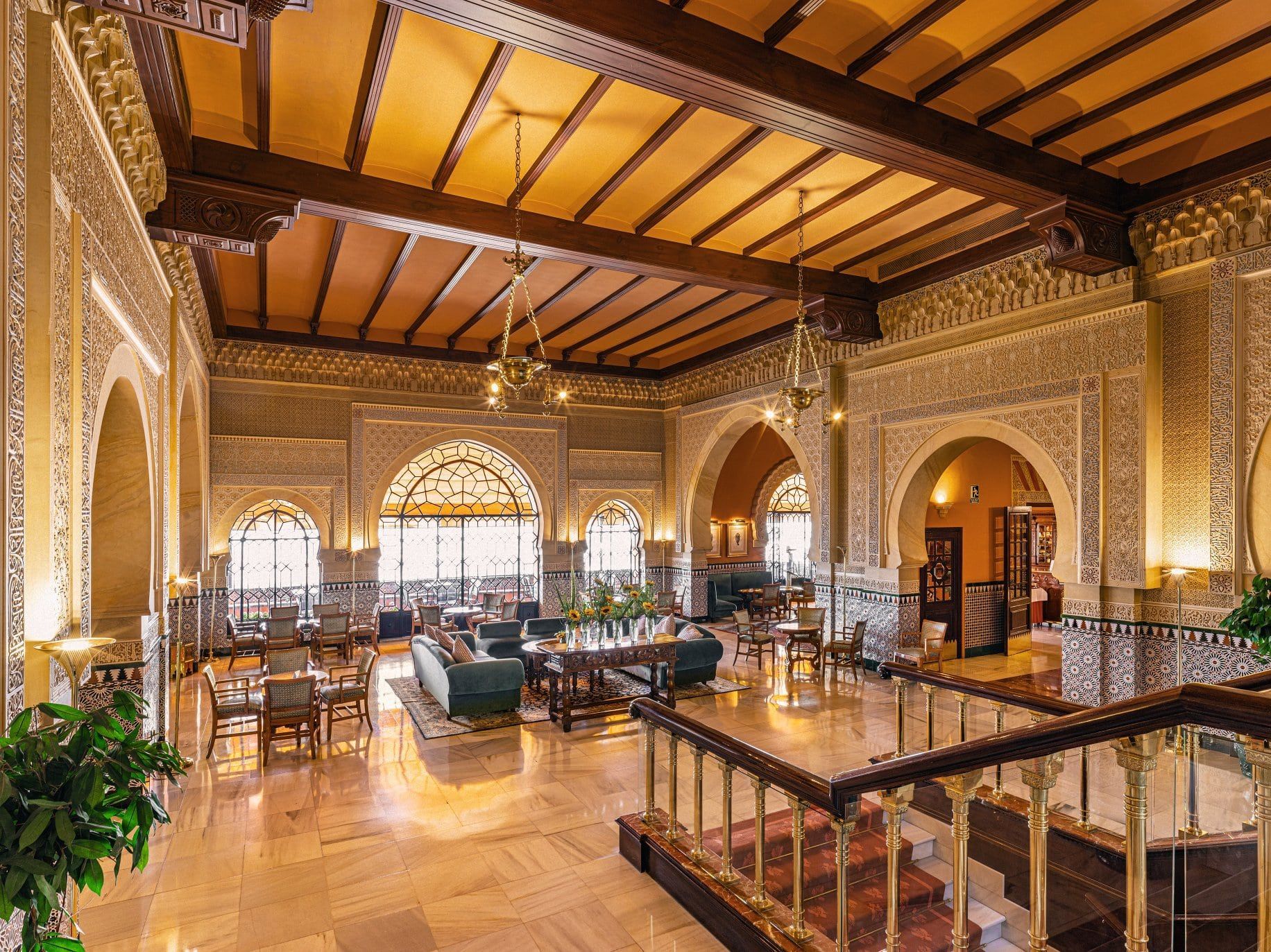 El Hotel Alhambra Palace Granada cuenta con un lujoso vestíbulo con arcos ornamentados, elegantes candelabros, lujosos asientos y una cálida iluminación que realza la decoración de inspiración granadina. - ForTwo - Planes para parejas