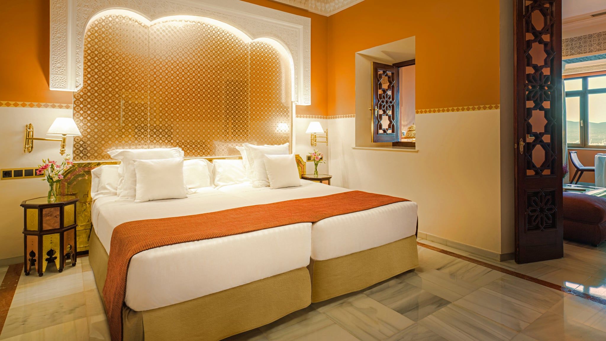 Experimente la elegancia del Hotel Alhambra Palace Granada con una encantadora habitación con dos camas, ropa de cama blanca impecable, cálidos detalles en naranja, una cabecera ornamentada e iluminación ambiental para un ambiente acogedor. - ForTwo - Planes para parejas