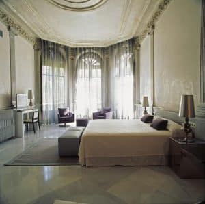 Descubra el elegante Hotel Hospes Palacio de los Patos Granada, donde grandes ventanales, cortinas transparentes, una cómoda cama, sillas, un escritorio y una decoración clásica encarnan el encanto atemporal de Granada en cada habitación. - ForTwo - Planes para parejas