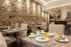 El Hotel Palacete de Álamos Málaga ofrece un acogedor restaurante con paredes de piedra, donde se sirven desayunos con bollería, fruta, zumos y café. Este encantador lugar ofrece una experiencia gastronómica exquisita en Málaga. - ForTwo - Planes para parejas