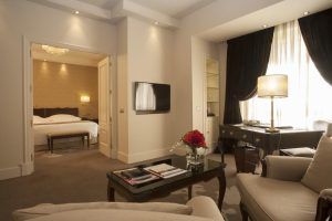 Descubra la elegancia del Hotel Wellington Madrid, donde las elegantes habitaciones incluyen una zona de estar, escritorio, lámpara, TV de pared y conducen a un dormitorio con una cama espaciosa. - ForTwo - Planes para parejas