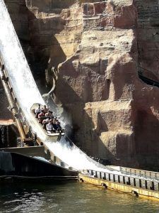 En el Parque Warner de Madrid, disfruta de un emocionante paseo en un tobogán de troncos a través de paisajes rocosos con un pronunciado descenso para una aventura llena de salpicaduras. Aprovecha la Entrada con descuento al Parque Warner de Madrid para una experiencia inolvidable. - ForTwo - Planes para parejas