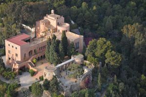 Ubicado entre la exuberante vegetación de Málaga, el Hotel Castillo de Santa Catalina Málaga cuenta con una impresionante vista aérea de su histórica gran villa. - ForTwo - Planes para parejas