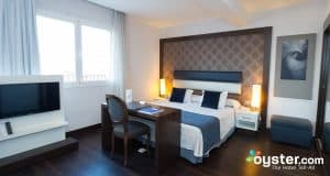 Alójese en el Hotel Gran Versalles Madrid y disfrute de elegantes habitaciones con cama doble, escritorio, TV y un amplio ventanal. Disfrute de la comodidad contemporánea con suelos de madera oscura y papel pintado estampado que combinan a la perfección el estilo moderno con el encanto clásico. - ForTwo - Planes para parejas