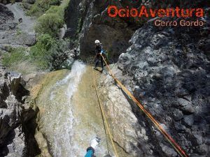 Vive la emoción del barranquismo haciendo rappel por una cascada rocosa en Jorox, llevando casco y arnés con OcioAventura Cerro Gordo en nuestra aventura "Barranquismo en Jorox de la mano de Ocio Aventura (Málaga)". - ForTwo - Planes para parejas