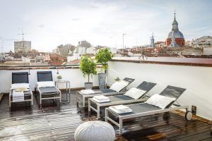 La azotea de Eric Vökel Boutique Apartments cuenta con sillones y exuberantes plantas en macetas para una escapada serena, con impresionantes vistas del paisaje urbano, incluida una cúpula icónica. - ForTwo - Planes para parejas