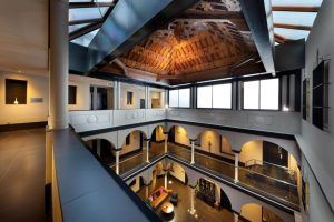 Experimente el encanto de Sevilla en el Hotel Eurostars Sevilla Boutique, con su espacioso atrio con techo decorativo de madera e iluminación moderna. Con múltiples niveles y balcones, este espacio rivaliza con cualquier boutique en elegancia y estilo. - ForTwo - Planes para parejas