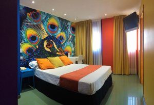 El Hotel Indiana (Madrid), situado en el corazón de la ciudad, exhibe vibrantes murales de pavos reales en sus habitaciones, acogedoras camas dobles con coloridas almohadas y mantas y un televisor montado en la pared para su entretenimiento. - ForTwo - Planes para parejas