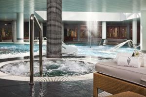 En el Hotel Meliá Sol y Nieve en Sierra Nevada (Granada), nuestro spa interior ofrece bañera de hidromasaje, cascada, tumbonas y una toalla YHI SPA expuesta en medio del hermoso telón de fondo de Sierra Nevada. - ForTwo - Planes para parejas