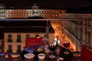 Disfrute de una romántica vista desde la azotea para dos en el Hotel Paseo Del Arte de Madrid, con bebidas y aperitivos incluidos mientras contempla los edificios históricos bellamente iluminados. - ForTwo - Planes para parejas