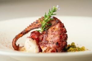 Un tentáculo de pulpo a la plancha aderezado con romero y servido con dados de verdura protagoniza el Menú romántico en el Restaurante Abades (Ronda). - ForTwo - Planes para parejas