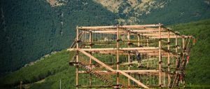 En las exuberantes montañas de Andorra, los aventureros se deslizan con destreza por el circuito de cuerdas de Naturlandia. Considera la oferta de entrada a Caldea + Naturlandia para una experiencia inolvidable. - ForTwo - Planes para parejas