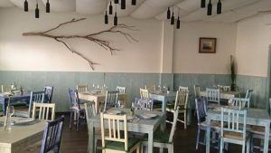 El Restaurante Arrozeando en Málaga crea un ambiente acogedor con mesas y sillas rústicas de madera, una encantadora decoración con ramas y una iluminación tenue. Cada detalle en Arrozeando invita a relajarse y disfrutar de un ambiente encantador. - ForTwo - Planes para parejas