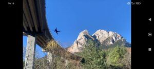 Un alma aventurera se sumerge en una experiencia de salto bungee tándem en Saldes, disfrutando del emocionante salto con el telón de fondo de majestuosas montañas y un cielo azul claro. - ForTwo - Planes para parejas