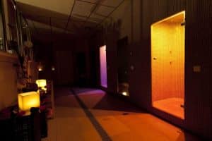 En los pasillos tenuemente iluminados del Kumaras Spa en Umbrete, las duchas con azulejos amarillos y morados brillantes invitan con serenidad. Las velas adornan el mostrador izquierdo, realzando la tranquila experiencia de 90 minutos del Circuito Termal. - ForTwo - Planes para parejas