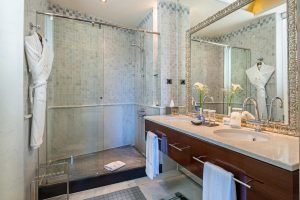 Descubre el opulento baño del Hotel Casa Fuster GL Monumento (Barcelona) con gran espejo, ducha, albornoces, lavabo doble y una elegante decoración para una estancia inolvidable. - ForTwo - Planes para parejas