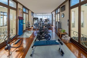 El Hotel Casa Fuster GL Monumento de Barcelona ofrece un moderno gimnasio con máquinas de ejercicio, colchonetas de yoga y pesas libres. Entrena con la luz natural que entra por los amplios ventanales, convenientemente ubicado cerca del emblemático GL Monumento. - ForTwo - Planes para parejas