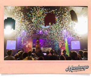 El concierto de Razzmatazz Barcelona contó con un público animado, gotas de confeti y una enorme decoración de Pac-Man que añadía un toque enérgico sobre el escenario. - ForTwo - Planes para parejas