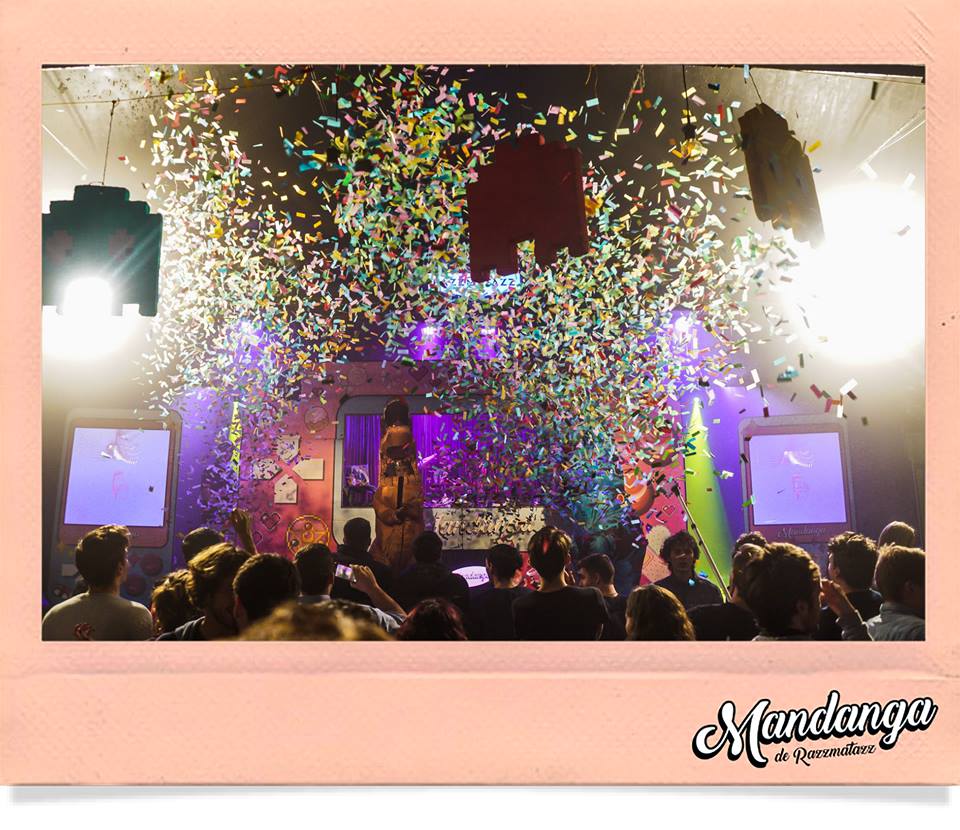 El concierto de Razzmatazz Barcelona contó con un público animado, gotas de confeti y una enorme decoración de Pac-Man que añadía un toque enérgico sobre el escenario. - ForTwo - Planes para parejas