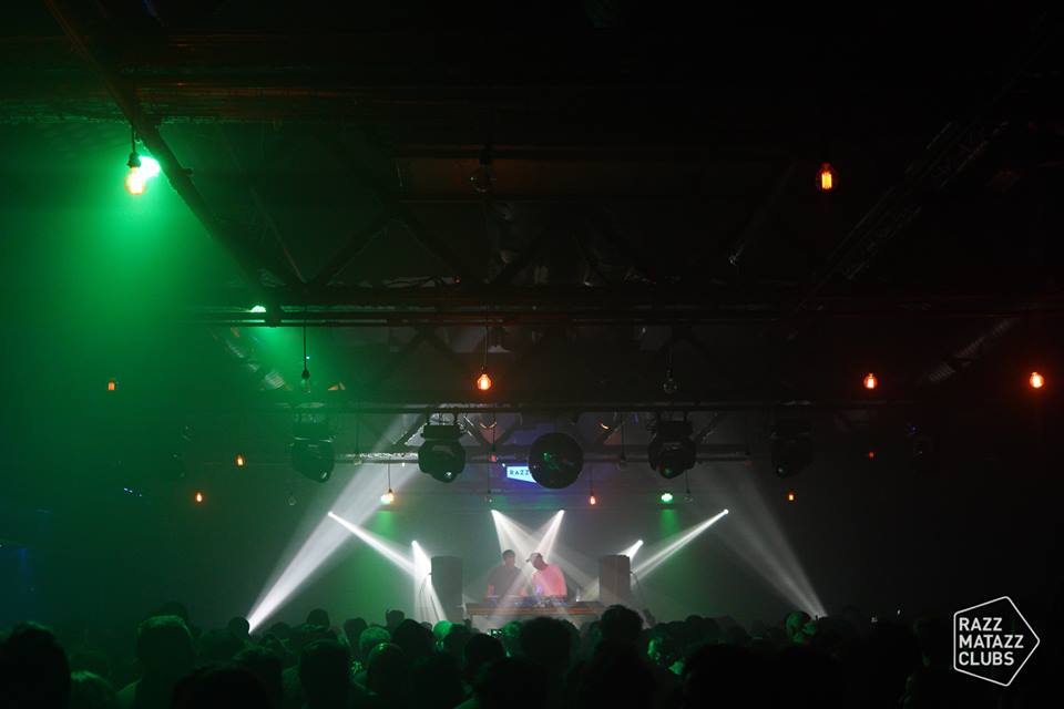 Razzmatazz Barcelona vibra con energía mientras un público animado baila bajo luces multicolores, con el DJ dominando el escenario. Es una noche de vibrante emoción donde cada ritmo se suma a la electrizante atmósfera en el corazón de la ciudad. - ForTwo - Planes para parejas