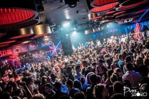 En SHÔKO Barcelona, el animado ambiente de discoteca está lleno de energía mientras los invitados bailan bajo luces de colores y artistas talentosos cautivan el escenario. - ForTwo - Planes para parejas