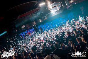 Los asistentes se sumergen en luces vibrantes mientras cae confeti y el brillo icónico de SHÔKO Barcelona realza su alegría. - ForTwo - Planes para parejas