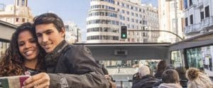 Una pareja se toma una selfie en el "Tour panorámico por Madrid en autobús de lujo", capturando el impresionante paisaje urbano durante su recorrido en autobús de dos pisos. - ForTwo - Planes para parejas