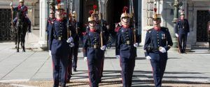 Durante el recorrido Visita al Palacio Real de Madrid, soldados con uniformes formales, cascos y plumas realizan una marcha ceremonial. - ForTwo - Planes para parejas