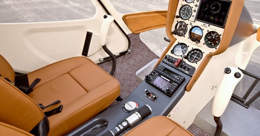 Los asientos de cuero marrón de la cabina del helicóptero y el panel de control con dial evocan la avióneta utilizada para el Vuelo de iniciación en avióneta por Montserrat en Barcelona. - ForTwo - Planes para parejas
