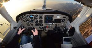 Experimente la vista desde una cabina con pilotos a los mandos, volando sobre las majestuosas montañas de Montserrat al atardecer en un Vuelo de iniciación en avión por Montserrat (Barcelona). - ForTwo - Planes para parejas