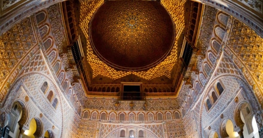 Descubra los intrincados patrones geométricos y el ornamentado techo con cúpula dorada del interior del histórico Real Alcázar de Sevilla con "Visita el Real Alcázar de Sevilla sin esperas" y descubra siglos de elegancia arquitectónica sin esperas. - ForTwo - Planes para parejas