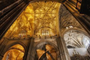 Descubra el ornamentado techo abovedado y las impresionantes vidrieras de la obra maestra arquitectónica de la Catedral de Sevilla. Experimente sus intrincados diseños sin esfuerzo con "Visita la Catedral de Sevilla sin esperas" para una exploración inolvidable. - ForTwo - Planes para parejas